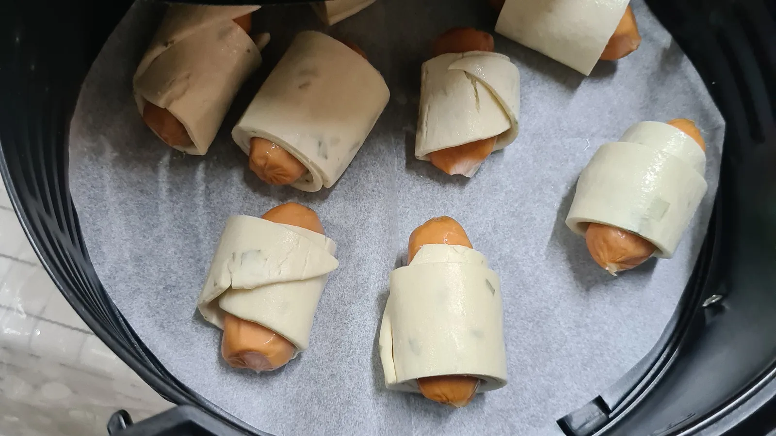 Can Wax Paper Go in the Air Fryer? (Tips+Guide)
